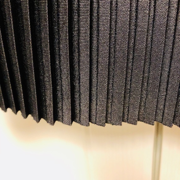 EUC MANGO Pleated mini skirt - Picture 4 of 9